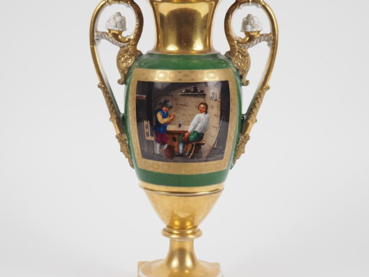 Vase XIXème en porcelaine de Paris, à décor dans des réserves sur fond