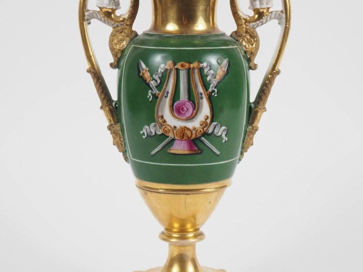 Vase XIXème en porcelaine de Paris, à décor dans des réserves sur fond