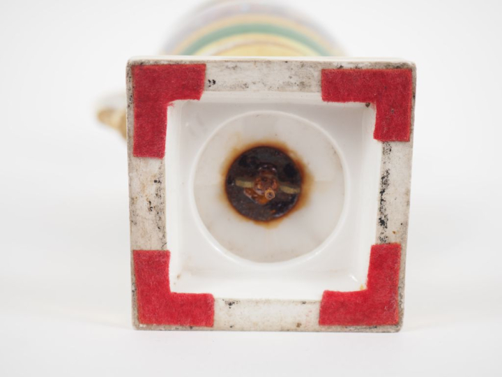 Vase XIXème en porcelaine de Paris, à décor dans des réserves sur fond