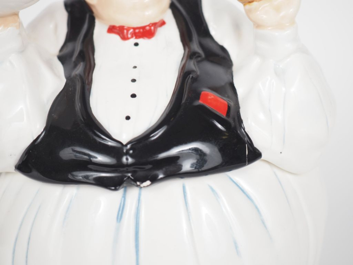 Pot couvert en céramique polychrome en forme de serveur jovial. H. 22,