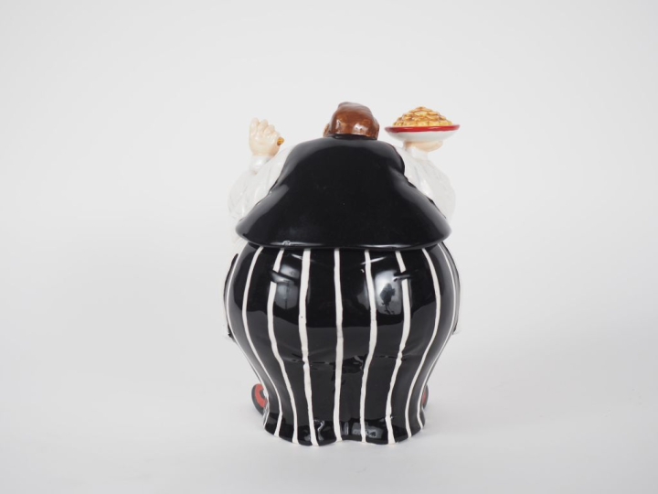Pot couvert en céramique polychrome en forme de serveur jovial. H. 22,