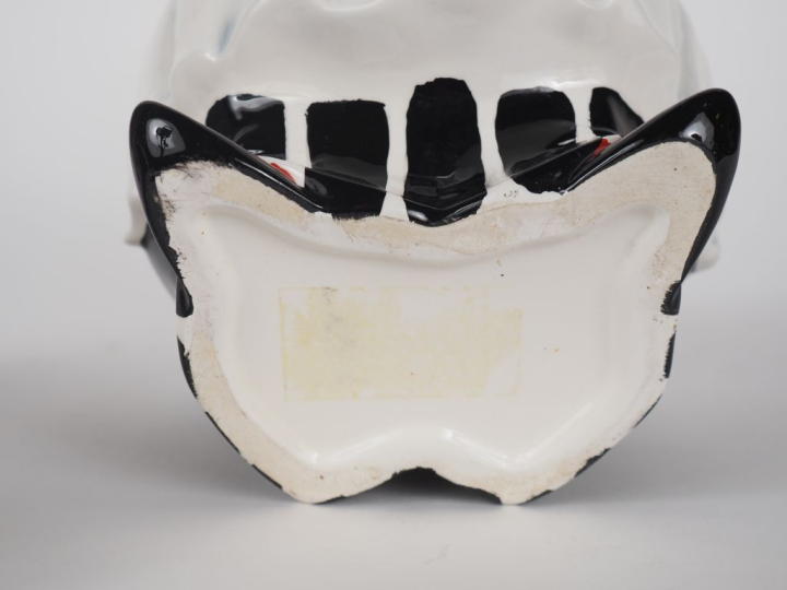 Pot couvert en céramique polychrome en forme de serveur jovial. H. 22,