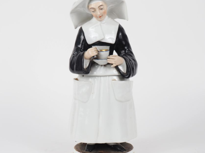 Veilleuse en porcelaine fin XIXème en forme de bonne sœur à la cornett