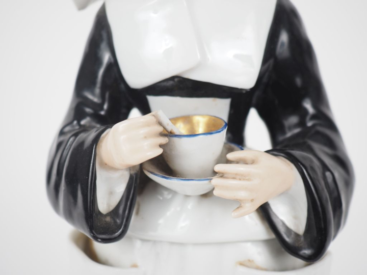 Veilleuse en porcelaine fin XIXème en forme de bonne sœur à la cornett