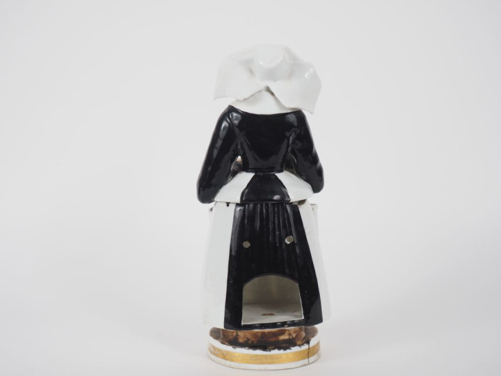 Veilleuse en porcelaine fin XIXème en forme de bonne sœur à la cornett