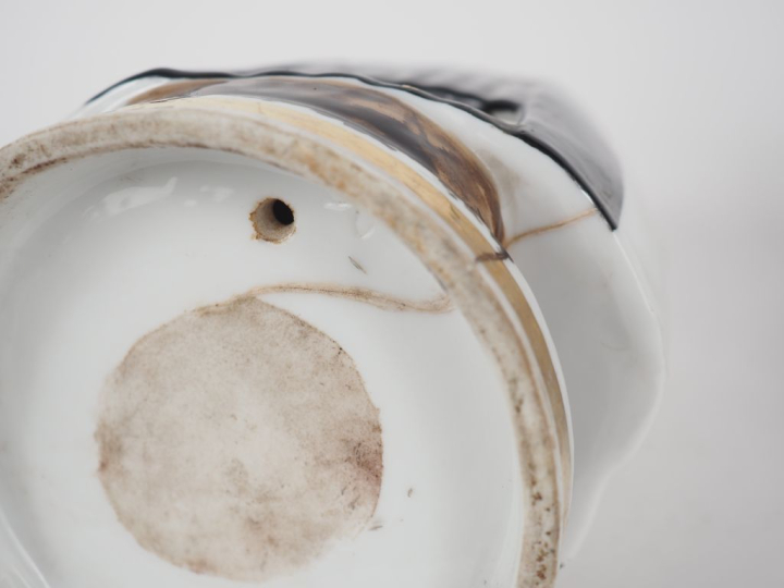 Veilleuse en porcelaine fin XIXème en forme de bonne sœur à la cornett