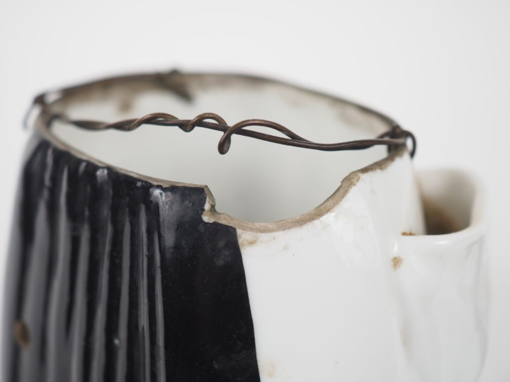 Veilleuse en porcelaine fin XIXème en forme de bonne sœur à la cornett