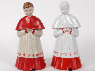 Vente aux enchères 2 flacons 1900 en porcelaine en forme d'enfant de chœur. H. 27 cm et 2