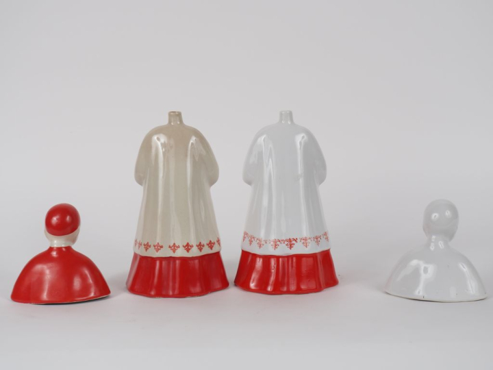 2 flacons 1900 en porcelaine en forme d'enfant de chœur. H. 27 cm et 2