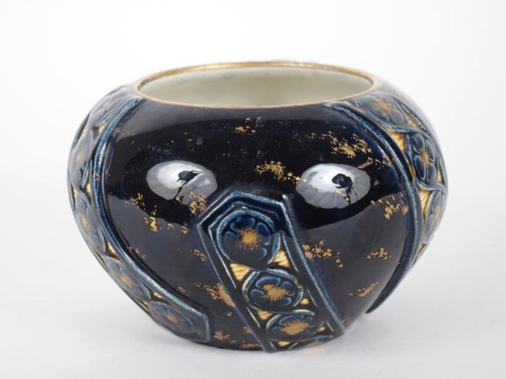 CHOISY LE ROI.  Vase en faience fine, à décor de fleurs sur fond bleu 