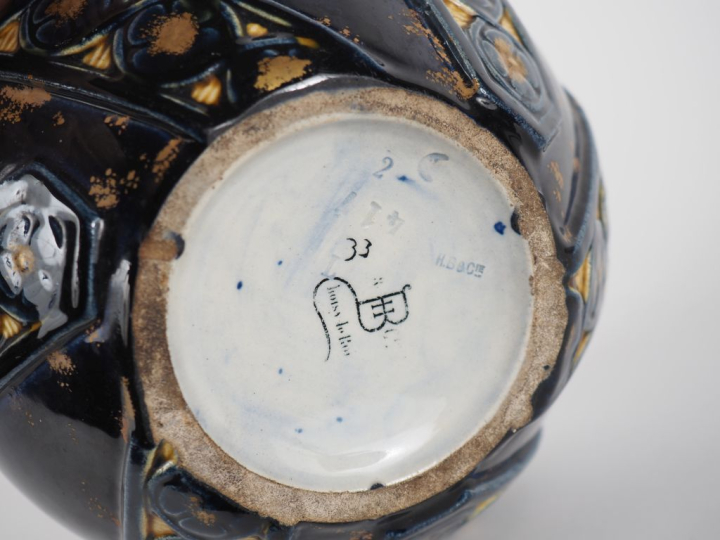 CHOISY LE ROI.  Vase en faience fine, à décor de fleurs sur fond bleu 