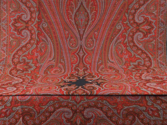 2 différents chales en cachemire (un signé). (accidents) Dim. 175 x 16