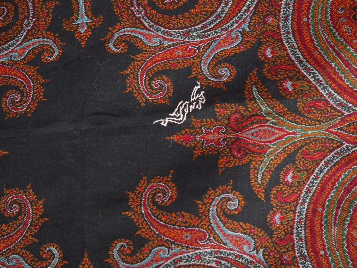 2 différents chales en cachemire (un signé). (accidents) Dim. 175 x 16