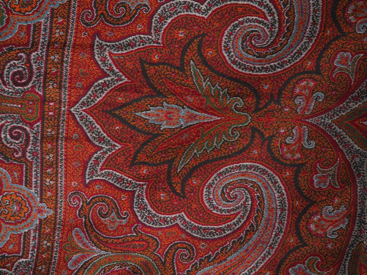 2 différents chales en cachemire (un signé). (accidents) Dim. 175 x 16