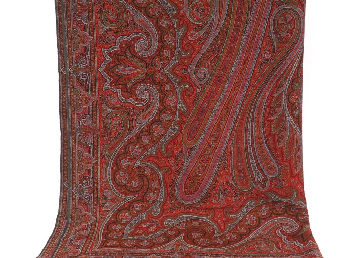 2 différents chales en cachemire (un signé). (accidents) Dim. 175 x 16