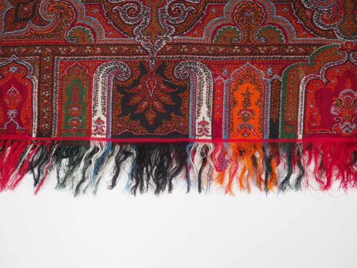 2 différents chales en cachemire (un signé). (accidents) Dim. 175 x 16