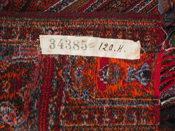 2 différents chales en cachemire (un signé). (accidents) Dim. 175 x 16