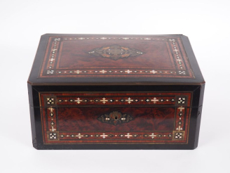 Vente aux enchères Coffret Napoléon III en marqueterie Boulle.  Dim. 16 x 34,5 x 24,5 cm 