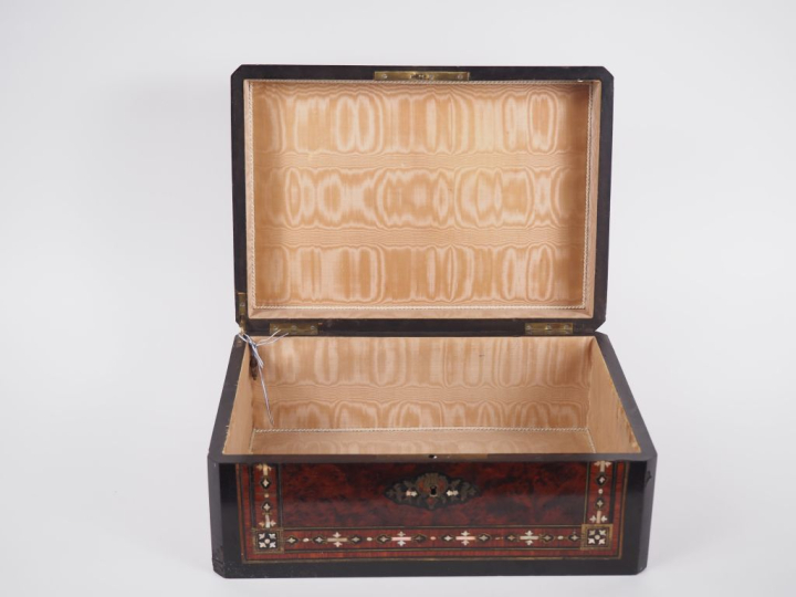Coffret Napoléon III en marqueterie Boulle.  Dim. 16 x 34,5 x 24,5 cm 