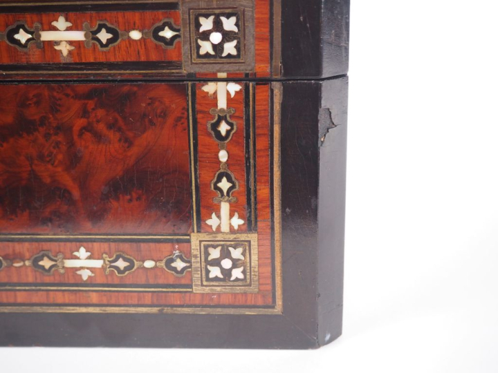 Coffret Napoléon III en marqueterie Boulle.  Dim. 16 x 34,5 x 24,5 cm 