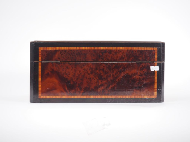 Coffret Napoléon III en marqueterie Boulle.  Dim. 16 x 34,5 x 24,5 cm 