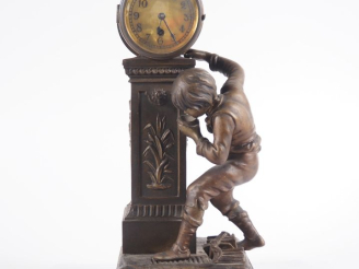 Vente aux enchères FERVILLE Suan. Pendule en régule patiné "sortie d'école". H. 32 cm