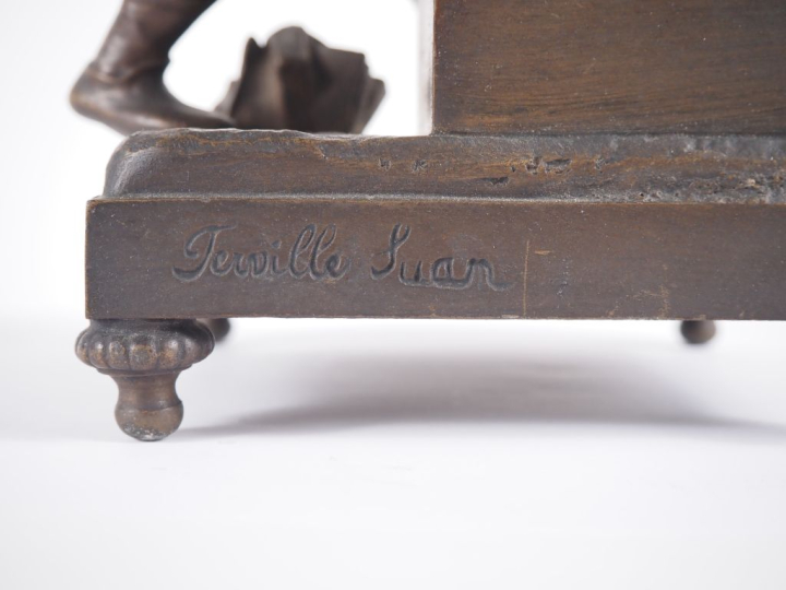 FERVILLE Suan. Pendule en régule patiné "sortie d'école". H. 32 cm