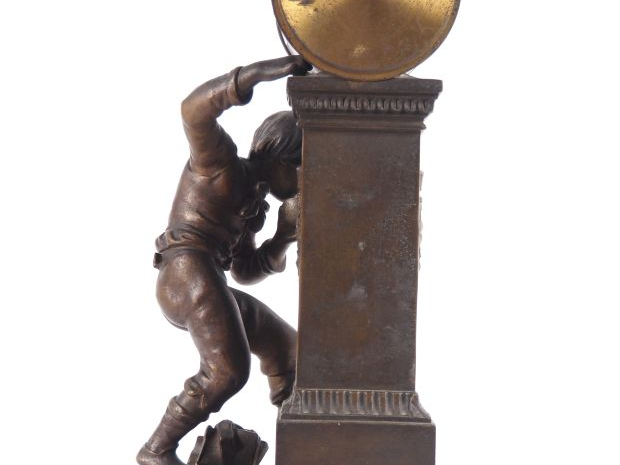 FERVILLE Suan. Pendule en régule patiné "sortie d'école". H. 32 cm