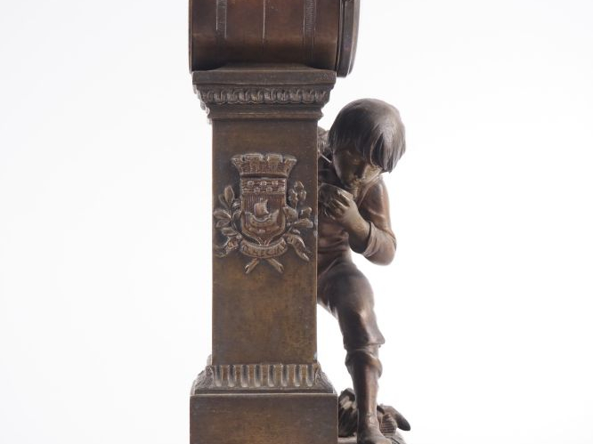 FERVILLE Suan. Pendule en régule patiné "sortie d'école". H. 32 cm