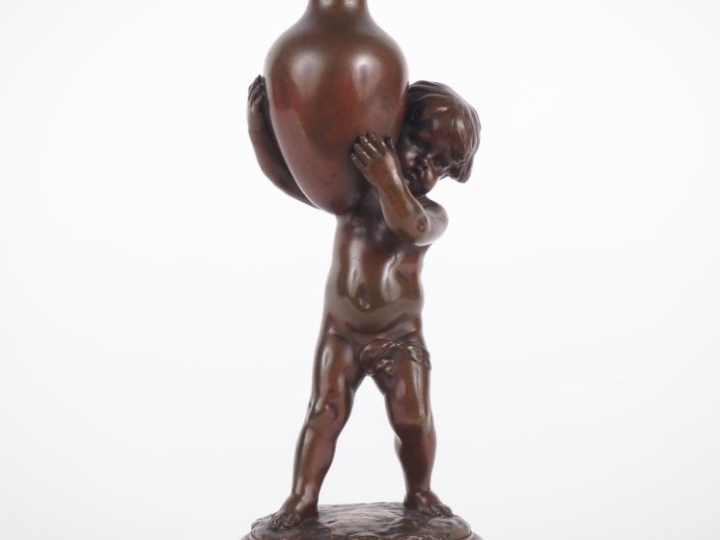 Louis KLEY.  "Amour portant un vase" Sculpture en bronze à patine méda