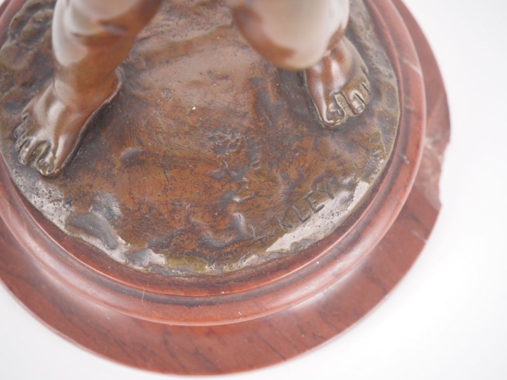 Louis KLEY.  "Amour portant un vase" Sculpture en bronze à patine méda