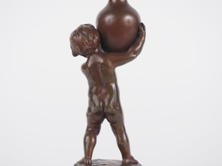 Louis KLEY.  "Amour portant un vase" Sculpture en bronze à patine méda