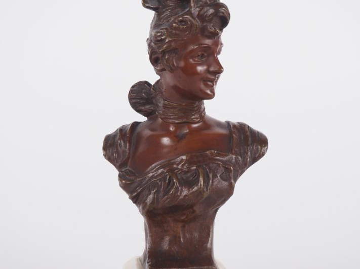 VANDERSTRAETEN. "jeune fille en buste" Sujet en bronze à patine médail