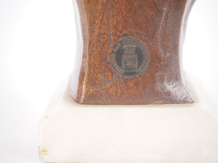 VANDERSTRAETEN. "jeune fille en buste" Sujet en bronze à patine médail