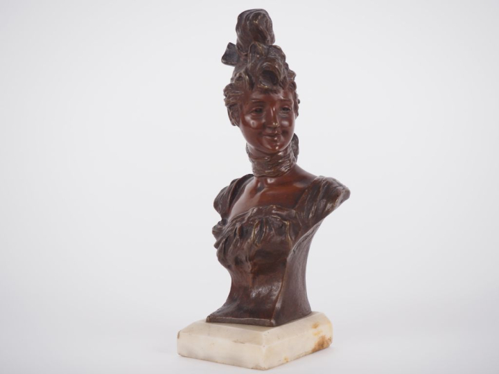 VANDERSTRAETEN. "jeune fille en buste" Sujet en bronze à patine médail