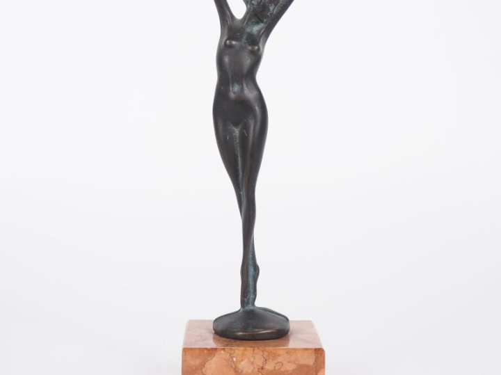 Ecole française Xxème.  "Jeune femme nue" Sculpture en bronze à patine