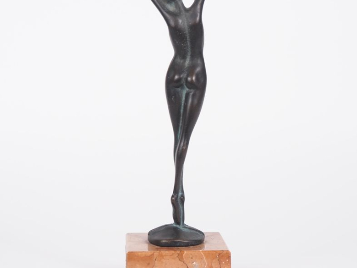 Ecole française Xxème.  "Jeune femme nue" Sculpture en bronze à patine