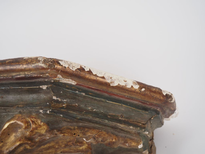 Sellette d'applique de style Louis XV en bois et stuc polychrome. H. 1