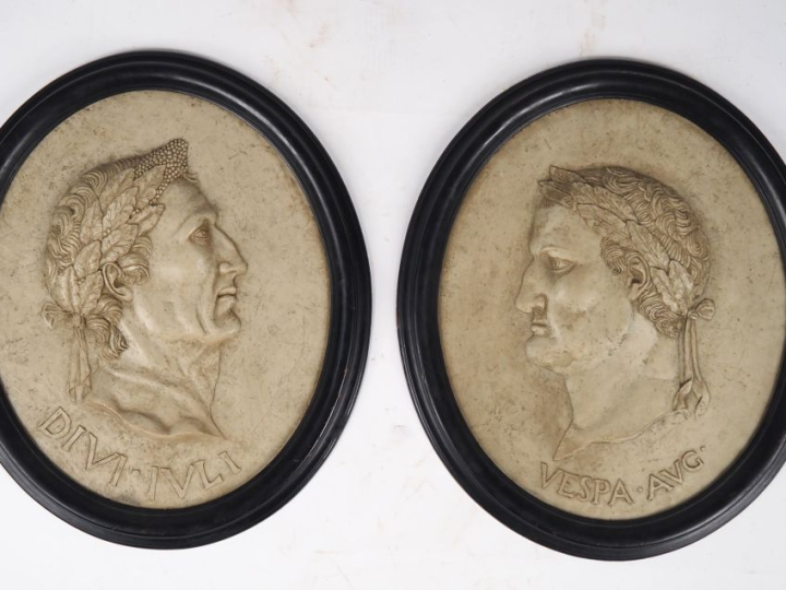 Paire de plaques décoratives en bois laqué blanc figurant des profils 