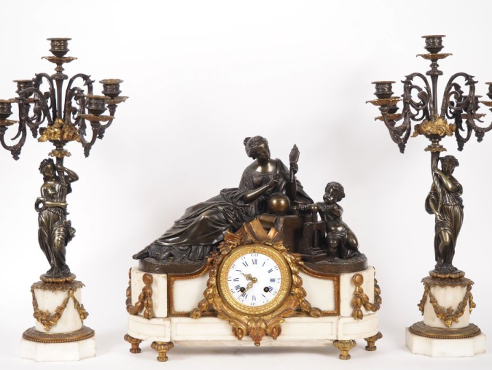 Garniture de cheminée Napoléon III , la pendule ornée d'un groupe figu