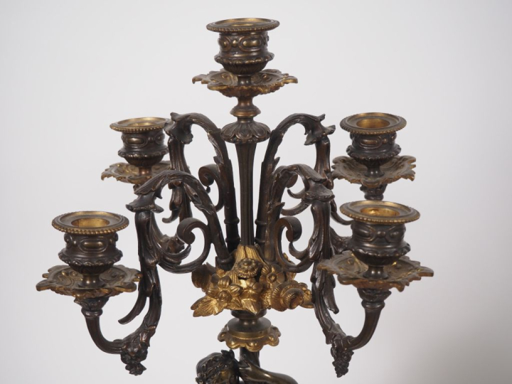 Garniture de cheminée Napoléon III , la pendule ornée d'un groupe figu