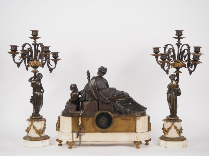 Garniture de cheminée Napoléon III , la pendule ornée d'un groupe figu