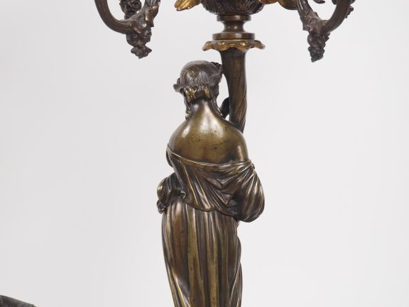 Garniture de cheminée Napoléon III , la pendule ornée d'un groupe figu