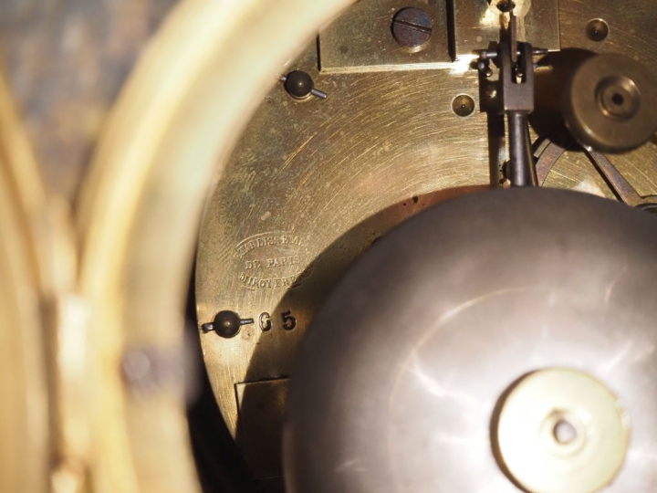 Garniture de cheminée Napoléon III , la pendule ornée d'un groupe figu