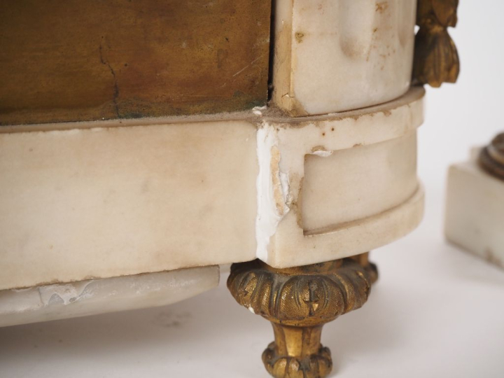 Garniture de cheminée Napoléon III , la pendule ornée d'un groupe figu