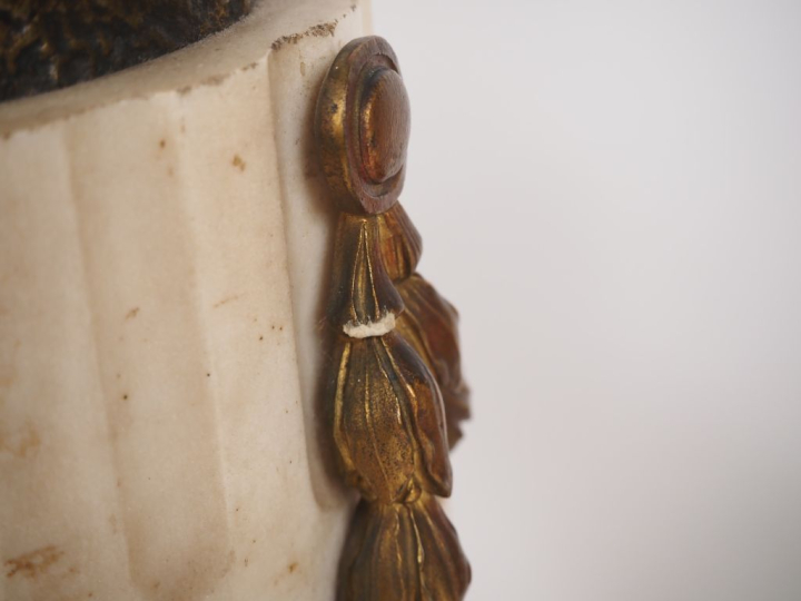 Garniture de cheminée Napoléon III , la pendule ornée d'un groupe figu