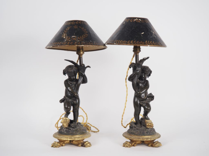 Paire de lampes en bronze doré et porcelaine blanche en forme d'amour 