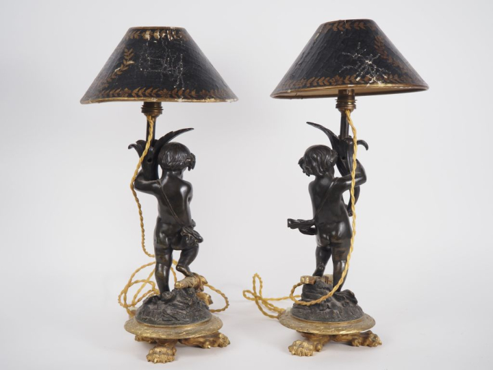 Paire de lampes en bronze doré et porcelaine blanche en forme d'amour 