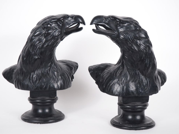 Paire de sujets en platre laqué noir sur piédouche "tête d'aigle". H. 