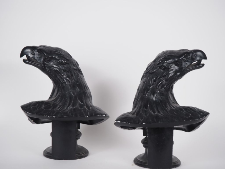 Paire de sujets en platre laqué noir sur piédouche "tête d'aigle". H. 